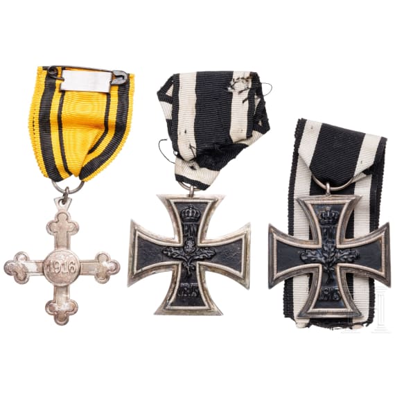 A World War I commemorative box with three awards