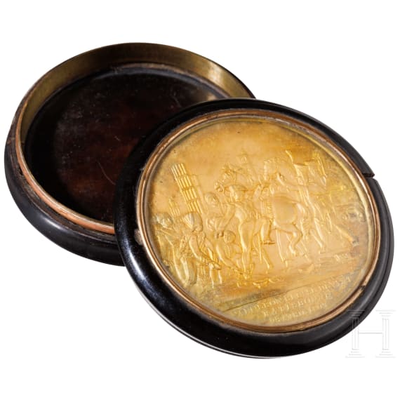 "Napol&eacute;on bless&eacute; devant Ratisbonne 25 Avril 1809" - a round lidded box with gilt copper medallion after the Pierre-Claude Gautherot painting