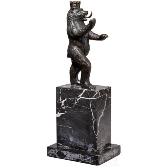 A sculpture of the Berlin bear on a marble pedestal, circa 1935/40