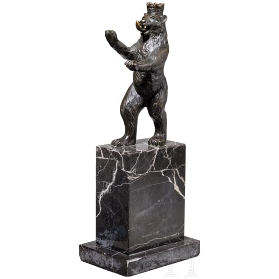 A sculpture of the Berlin bear on a marble pedestal, circa 1935/40