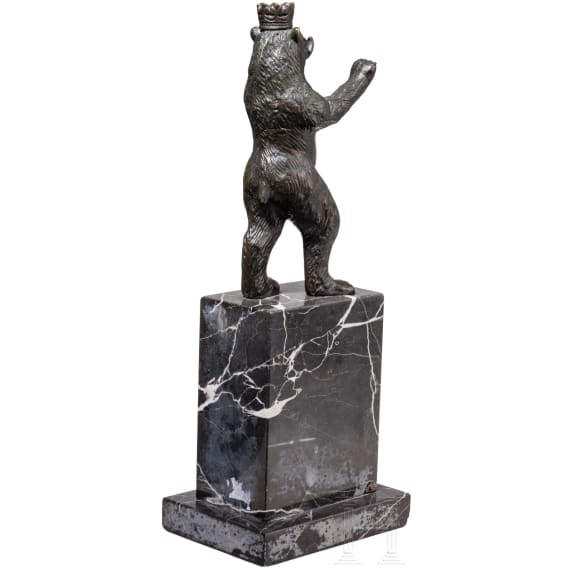 A sculpture of the Berlin bear on a marble pedestal, circa 1935/40