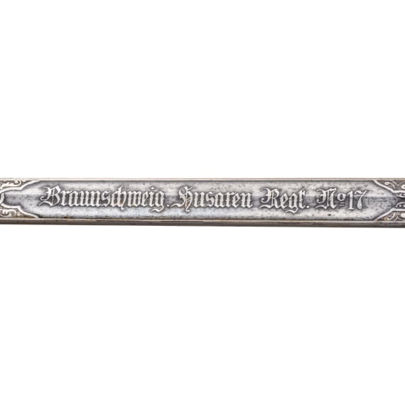 Zwei Kavalleriedegen M 1889 mit Regimentsnamen