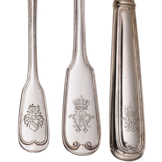 14 silberne Besteckteile mit Monogramm Wilhelms II., ein L&ouml;ffel mit Monogramm "W", Berlin, Hofjuweliere Vollgold & S&ouml;hne, Johann Adam Wagner bzw. Gebr&uuml;der Friedl&auml;nder, um 1900, sowie zwei Silberl&ouml;ffel mit Wappen, Breslau, Julius Lemor (einer), um 1890