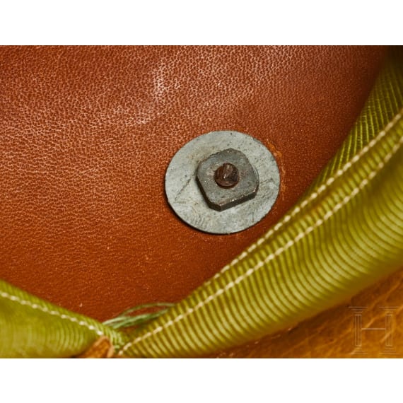 Preu&szlig;en - Helm f&uuml;r einen Offizier der Garde-Fu&szlig;-Artillerie-Regimenter, mit Paradebusch
