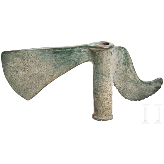 Bronzeaxt mit geschweiftem, unten gez&auml;hntem Nacken, Luristan, Ende 3. Jtsd. v. Chr.