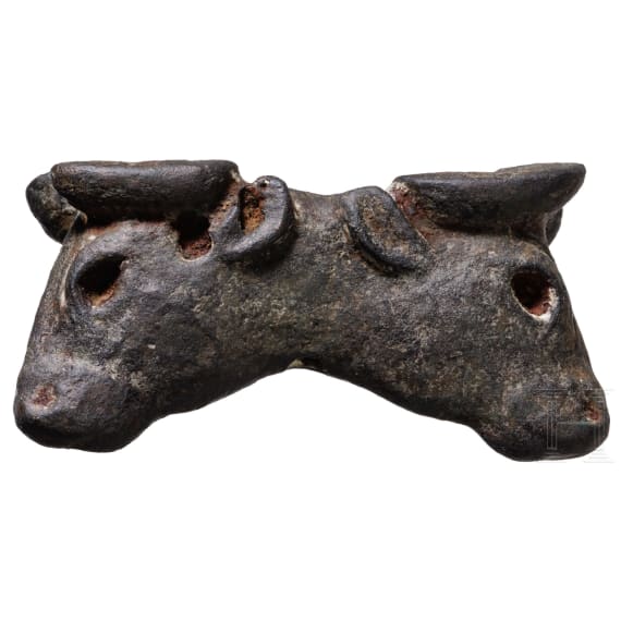 Zwei antithetisch angeordnete Stierk&ouml;pfe, Bronze, neosumerisch, sp&auml;tes 3. Jtsd. v. Chr.