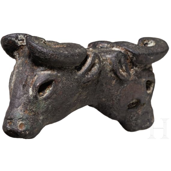 Zwei antithetisch angeordnete Stierk&ouml;pfe, Bronze, neosumerisch, sp&auml;tes 3. Jtsd. v. Chr.