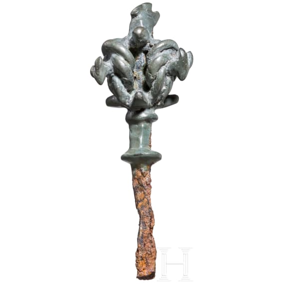 Bronzeaufsatz mit drei "Ziegenprotomen" in Flechtwerk mit Knoten auf eisernem Dorn, Luristan, fr&uuml;hes 1. Jtsd. v. Chr.