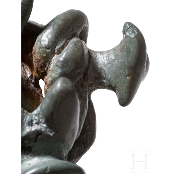 Bronzeaufsatz mit drei "Ziegenprotomen" in Flechtwerk mit Knoten auf eisernem Dorn, Luristan, fr&uuml;hes 1. Jtsd. v. Chr.