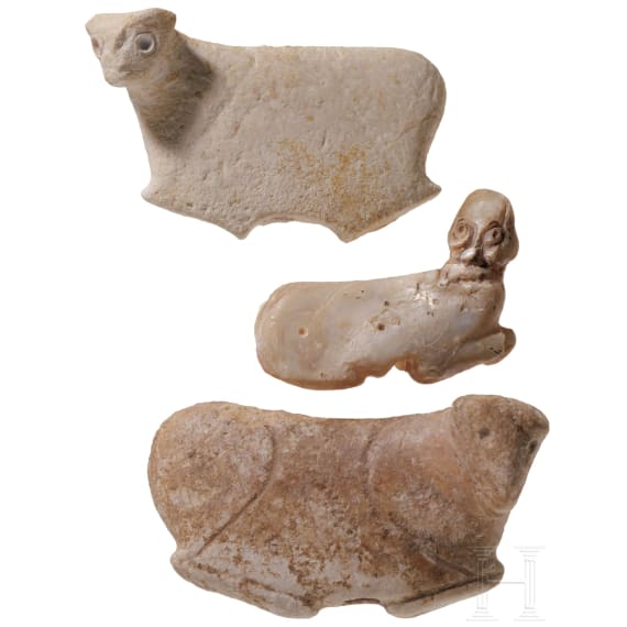 Drei tiergestaltige Anh&auml;nger und zahlreiche Perlen aus Stein und Perlmutt, sp&auml;te Jungsteinzeit Vorderasiens, sp&auml;tes 4. - fr&uuml;hes 3. Jtsd. v. Chr.