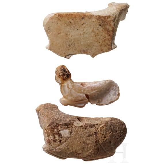 Drei tiergestaltige Anh&auml;nger und zahlreiche Perlen aus Stein und Perlmutt, sp&auml;te Jungsteinzeit Vorderasiens, sp&auml;tes 4. - fr&uuml;hes 3. Jtsd. v. Chr.