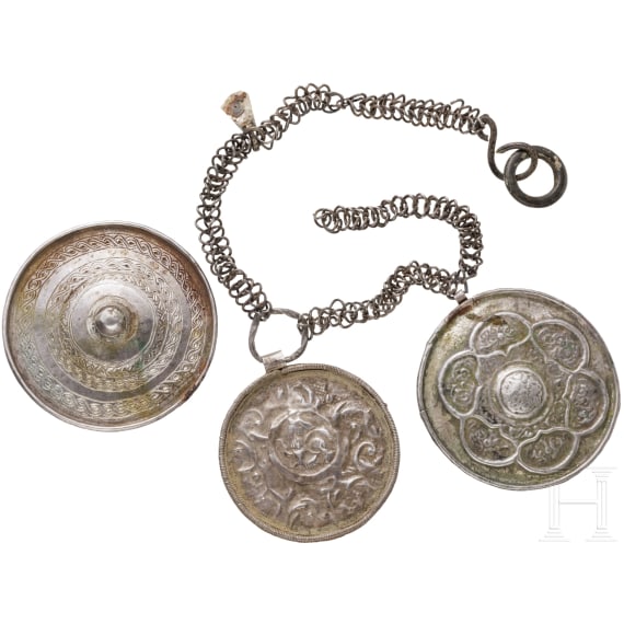 Silberkette mit drei verzierten Phalerae, finno-ugrisch, 10. - 11. Jhdt.
