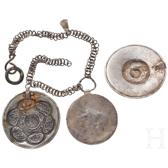 Silberkette mit drei verzierten Phalerae, finno-ugrisch, 10. - 11. Jhdt.
