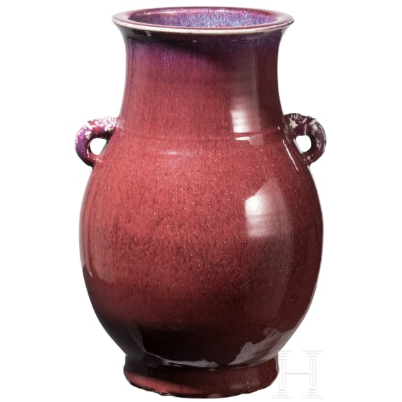 Sang-de-boeuf glasierte Vase mit Elefanten-Henkeln, Qing-Dynastie, 19. Jhdt.