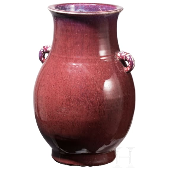 Sang-de-boeuf glasierte Vase mit Elefanten-Henkeln, Qing-Dynastie, 19. Jhdt.