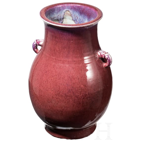 Sang-de-boeuf glasierte Vase mit Elefanten-Henkeln, Qing-Dynastie, 19. Jhdt.