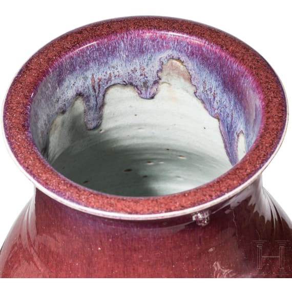Sang-de-boeuf glasierte Vase mit Elefanten-Henkeln, Qing-Dynastie, 19. Jhdt.