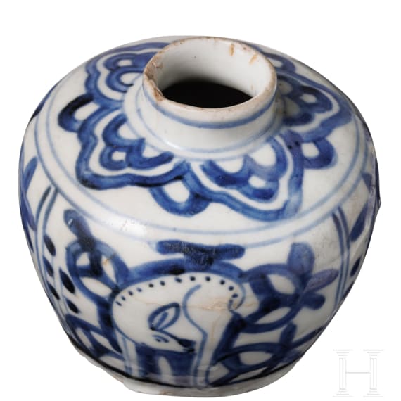 Kleines blau-wei&szlig;es Gef&auml;&szlig; mit Hirschen, China, Ming-Dynastie (1368 - 1644)