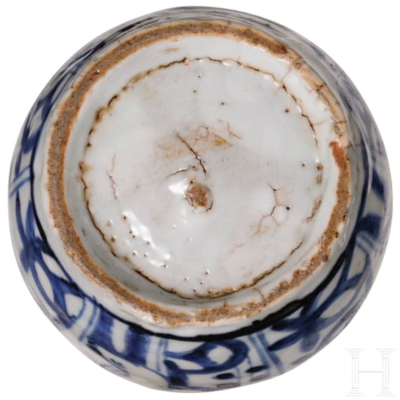 Kleines blau-wei&szlig;es Gef&auml;&szlig; mit Hirschen, China, Ming-Dynastie (1368 - 1644)