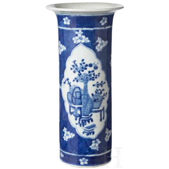 Blau-wei&szlig;e Stangenvase, China, sp&auml;tes 19. Jhdt.