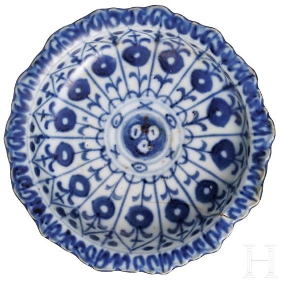 Blau-wei&szlig;e Tazza (Fu&szlig;schale), China, 19. Jhdt.