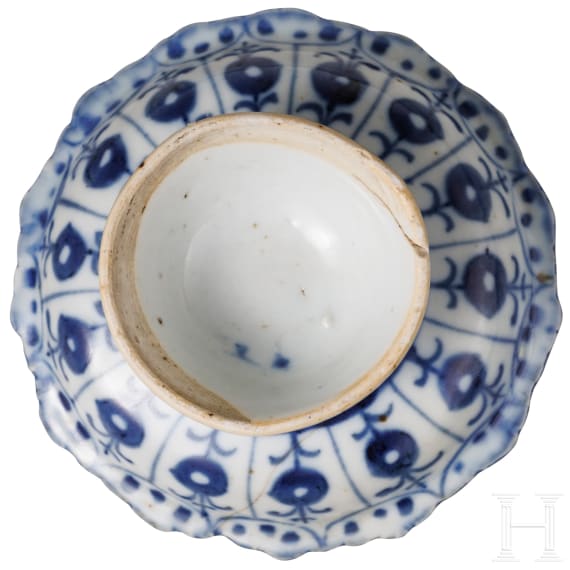 Blau-wei&szlig;e Tazza (Fu&szlig;schale), China, 19. Jhdt.