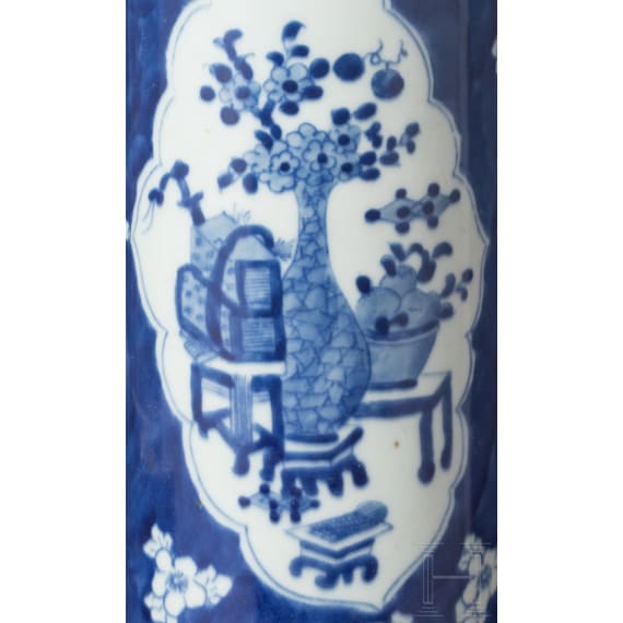 Blau-wei&szlig;e Stangenvase, China, sp&auml;tes 19. Jhdt.
