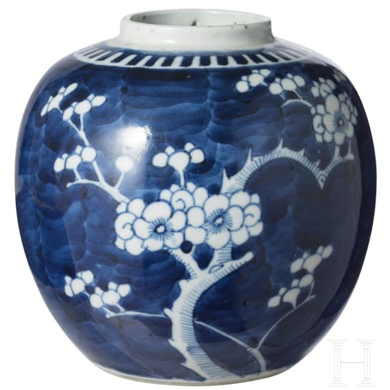 Blau-wei&szlig;er Ingwertopf mit Prunusdekor, China, sp&auml;tes 19. Jhdt.