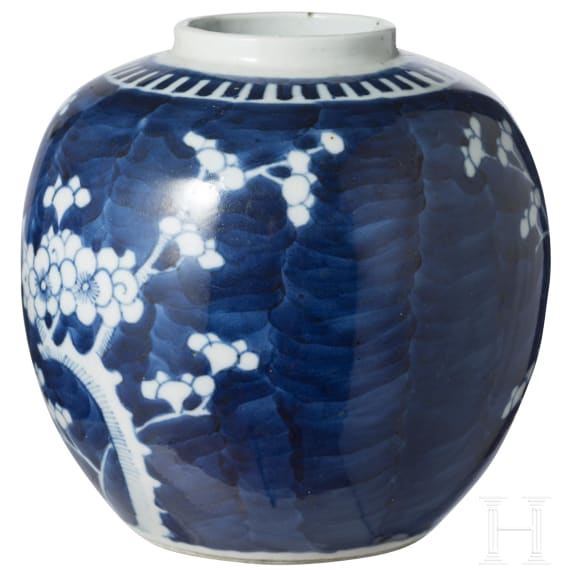 Blau-wei&szlig;er Ingwertopf mit Prunusdekor, China, sp&auml;tes 19. Jhdt.