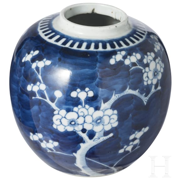 Blau-wei&szlig;er Ingwertopf mit Prunusdekor, China, sp&auml;tes 19. Jhdt.