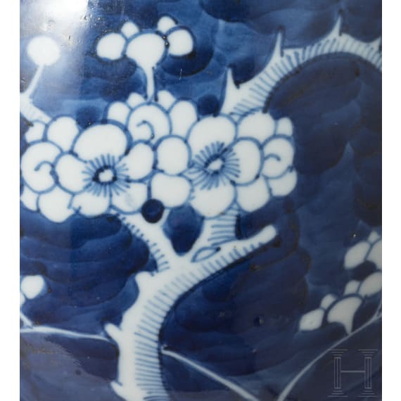 Blau-wei&szlig;er Ingwertopf mit Prunusdekor, China, sp&auml;tes 19. Jhdt.