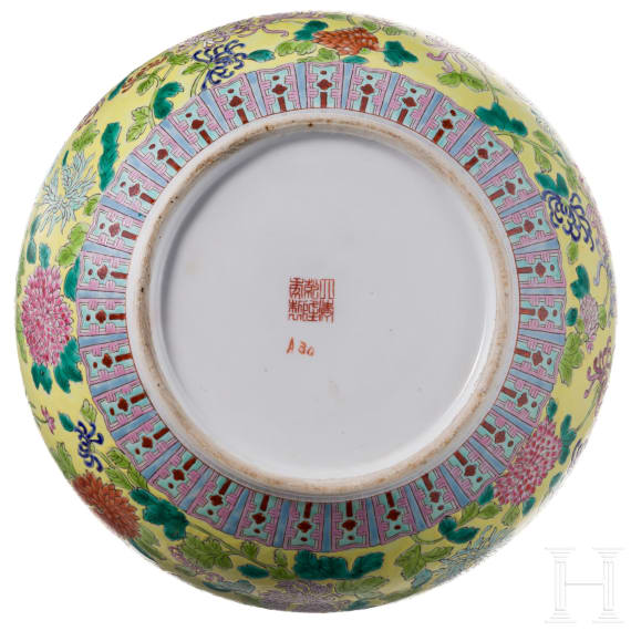 Gro&szlig;e Deckeldose, China, um 1950