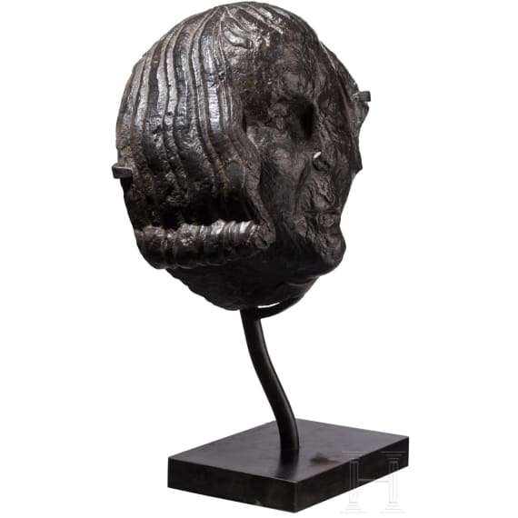 Romanischer m&auml;nnlicher Kopf aus pierre noire de Tournai, Tournai, 12. Jhdt.