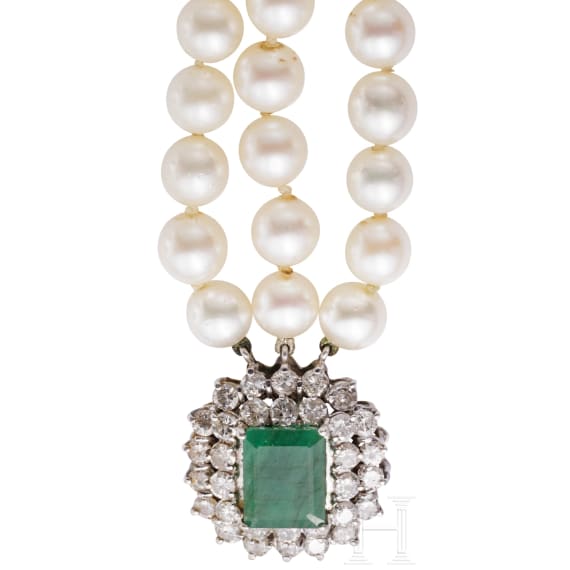 Dreireihige Akoya-Perlenkette mit Smaragd und Diamanten