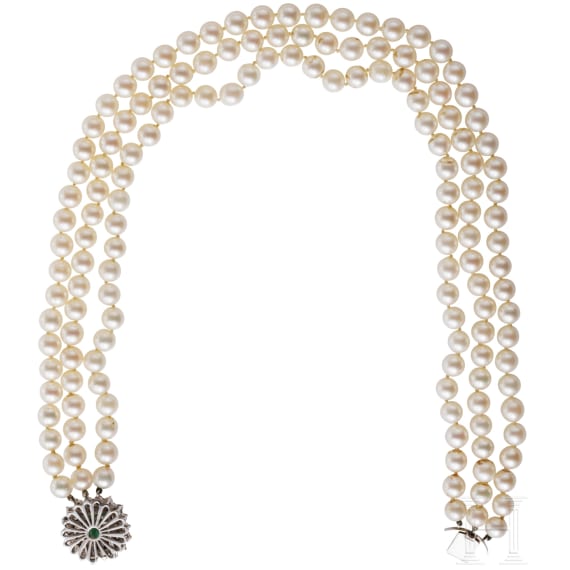 Dreireihige Akoya-Perlenkette mit Smaragd und Diamanten