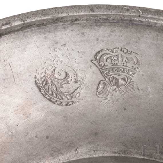 Gravierter Breitrandteller aus Zinn, fl&auml;misch, um 1700