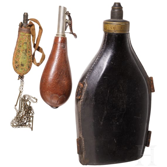Zwei Pulverflaschen, England, um 1850