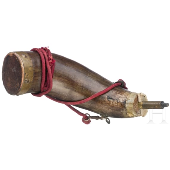 Perkussionspistole und Pulverhorn, um 1800