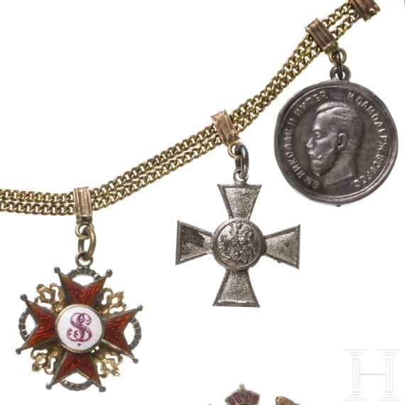 F&uuml;nfteiliges Miniaturenkettchen mit St.-Anna-, zwei St.-Stanislaus-, St.-Georgs-Orden und Kr&ouml;nungsmedaille, um 1910