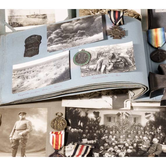 Konvolut Fotos, Orden und Abzeichen