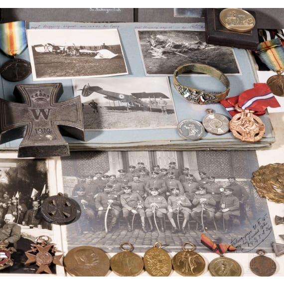 Konvolut Fotos, Orden und Abzeichen