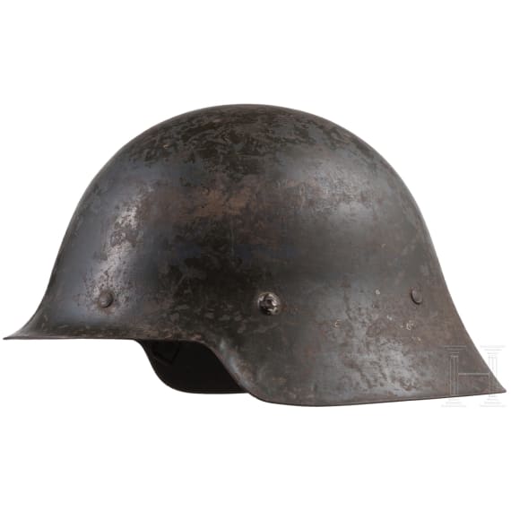 Zwei Tropenhelme und ein Stahlhelm, 20. Jhdt.