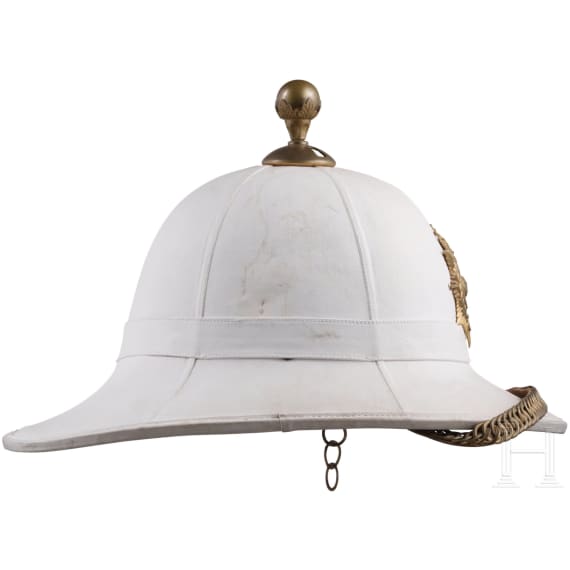 Zwei Tropenhelme und ein Stahlhelm, 20. Jhdt.