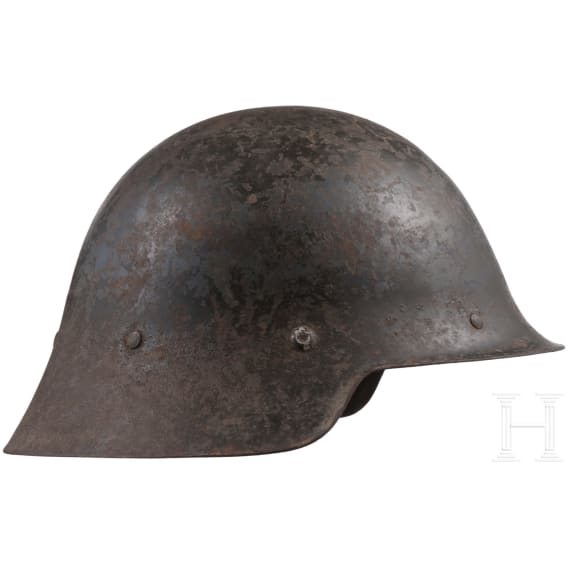 Zwei Tropenhelme und ein Stahlhelm, 20. Jhdt.