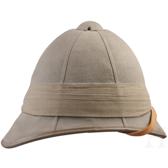Zwei Tropenhelme und ein Stahlhelm, 20. Jhdt.