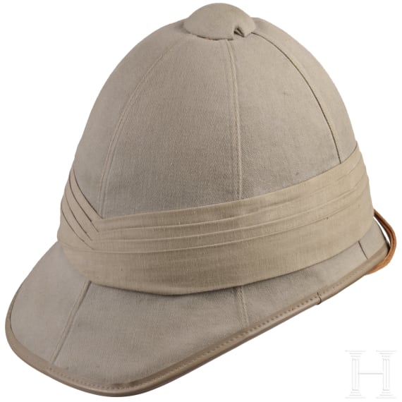 Zwei Tropenhelme und ein Stahlhelm, 20. Jhdt.