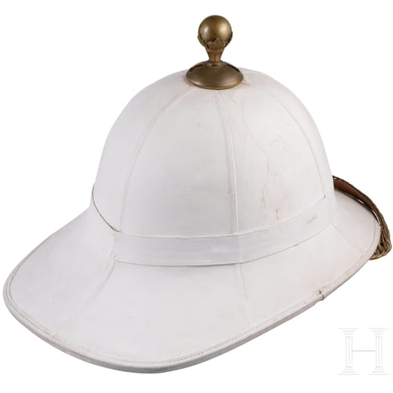 Zwei Tropenhelme und ein Stahlhelm, 20. Jhdt.
