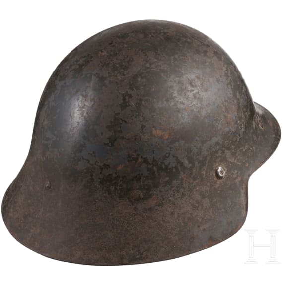 Zwei Tropenhelme und ein Stahlhelm, 20. Jhdt.