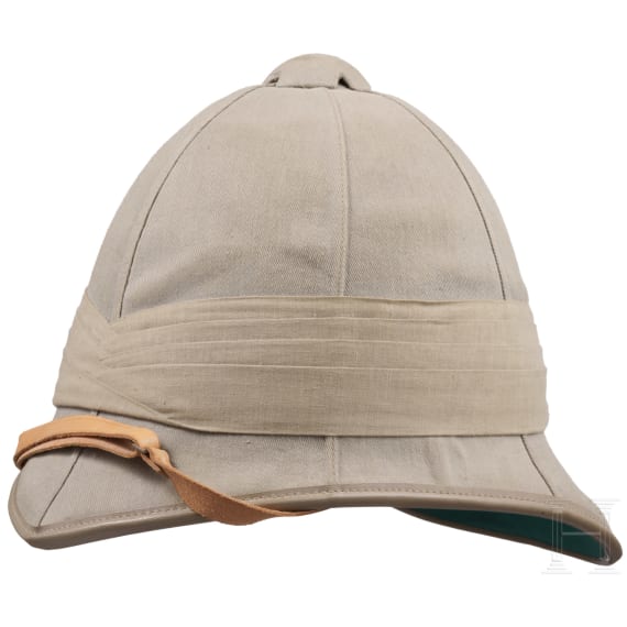 Zwei Tropenhelme und ein Stahlhelm, 20. Jhdt.