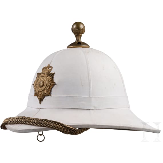 Zwei Tropenhelme und ein Stahlhelm, 20. Jhdt.